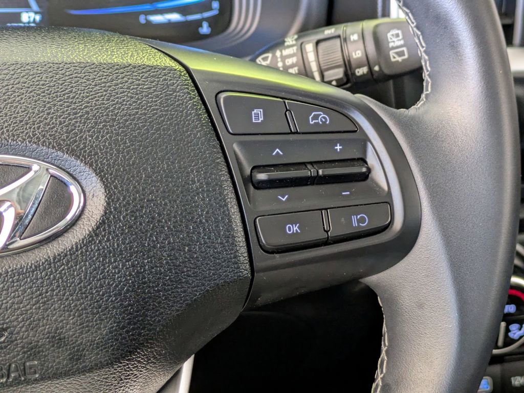 Used 2025 Hyundai Venue SEL FWD image 21