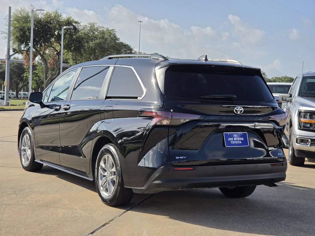 Used 2026 Toyota Sienna XLE FWD image 7