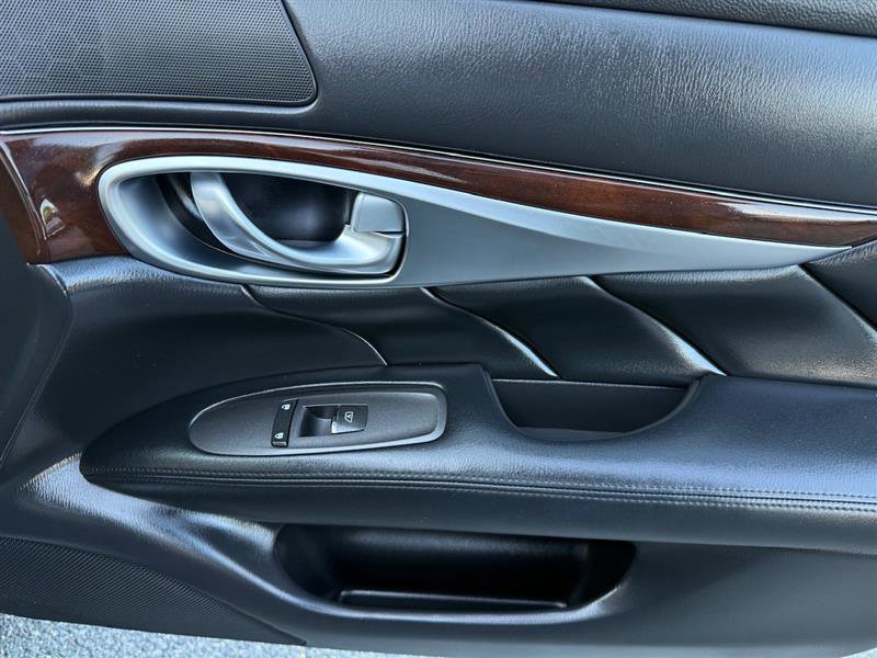 Used 2019 INFINITI Q70 Luxe image 16