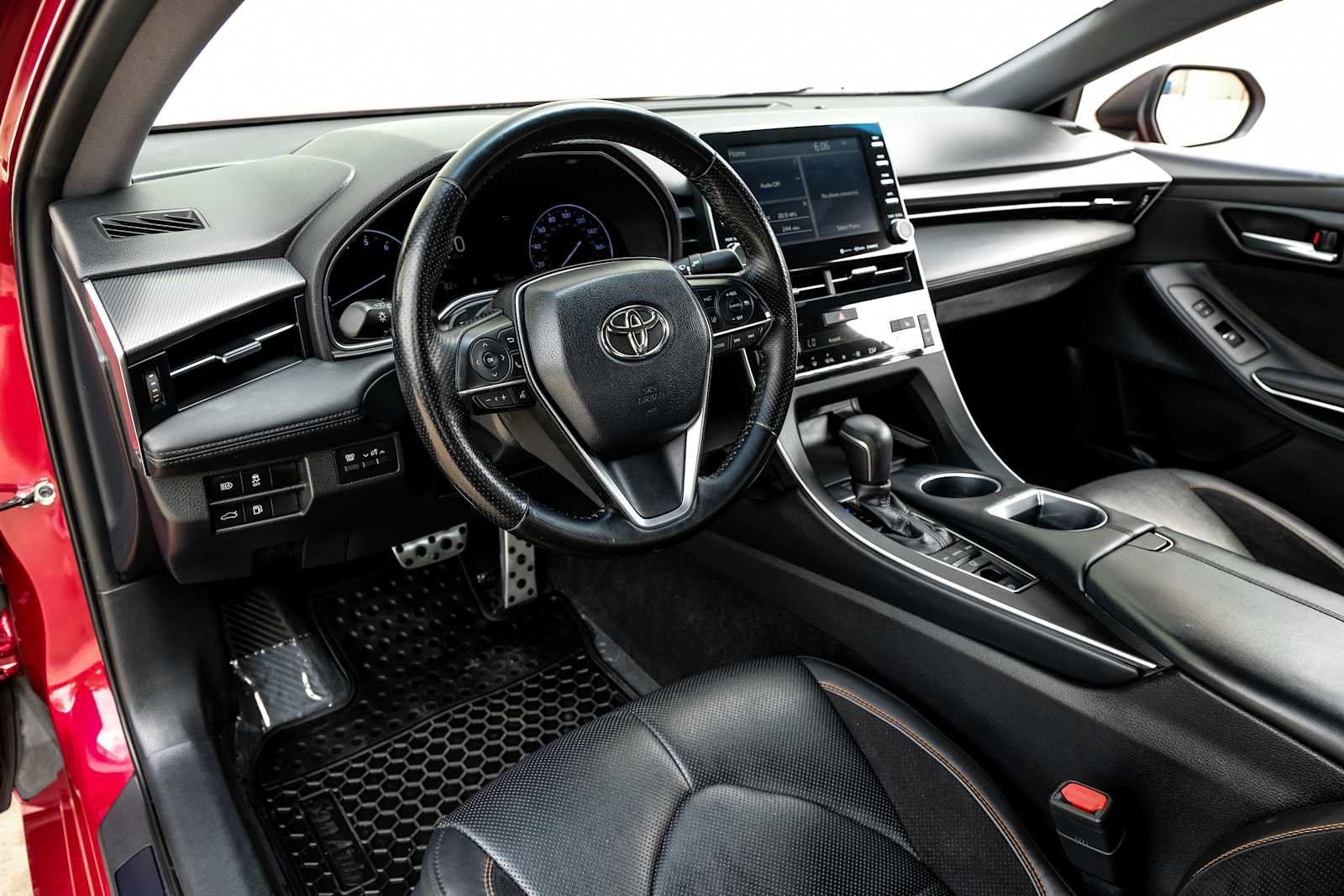 Used 2019 Toyota Avalon XSE image 3
