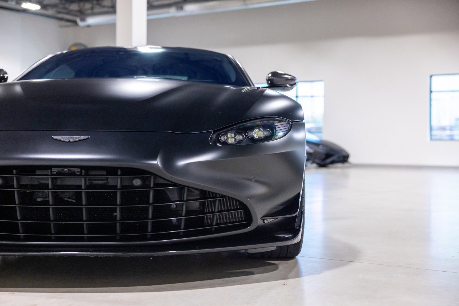 Used 2022 Aston Martin V8 Vantage Coupe RWD image 24