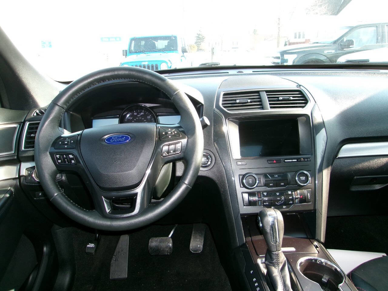 Used 2019 Ford Explorer XLT w/ Equipment Group 202A image 7