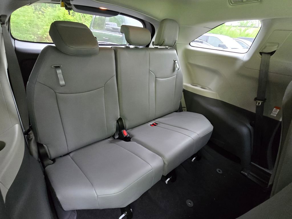 Used 2023 Toyota Sienna XLE FWD image 18
