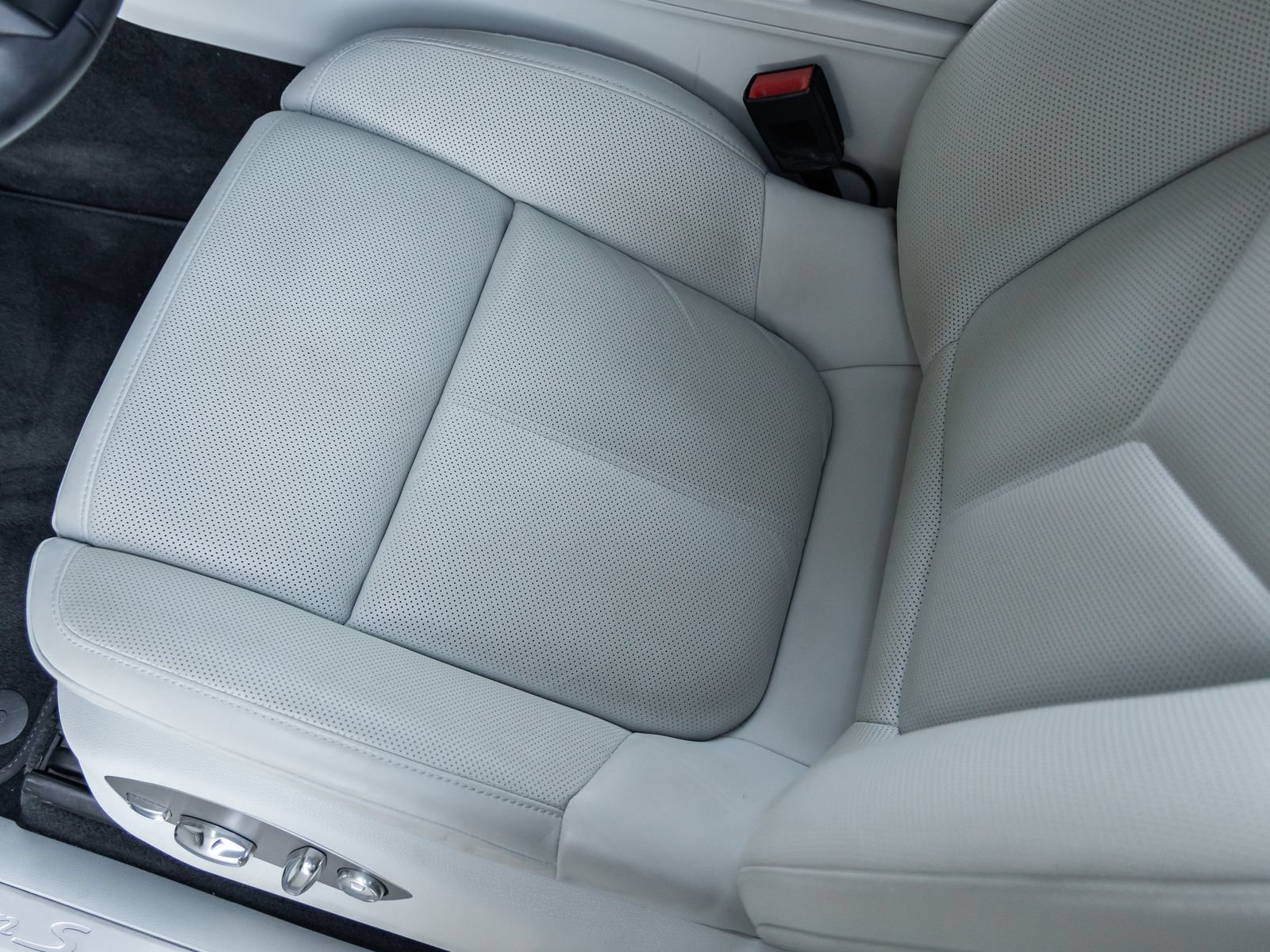 Certified 2024 Porsche Macan S AWD/4WD image 26