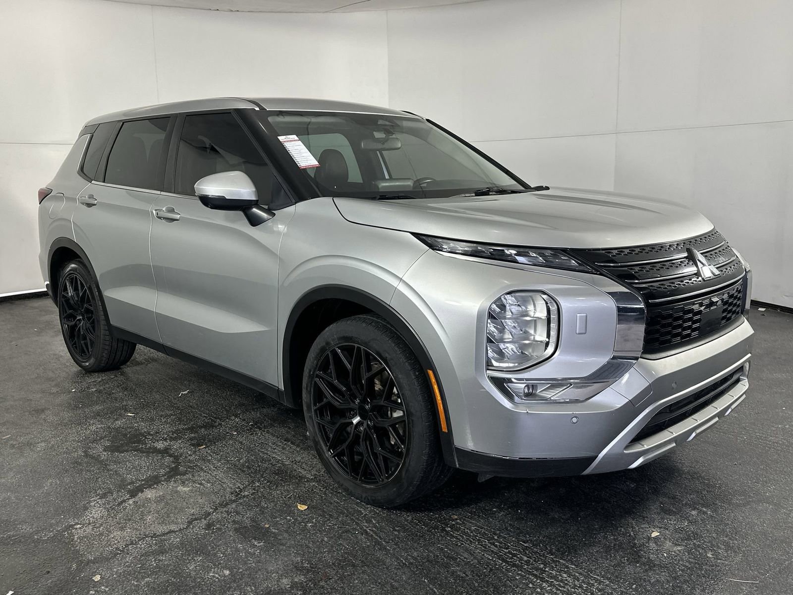 Used 2023 Mitsubishi Outlander SE AWD/4WD image 2