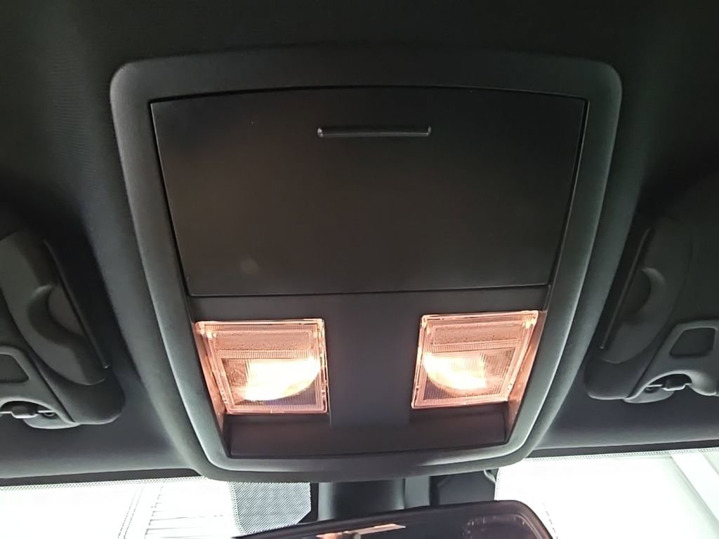 Used 2015 Dodge Challenger SXT image 20