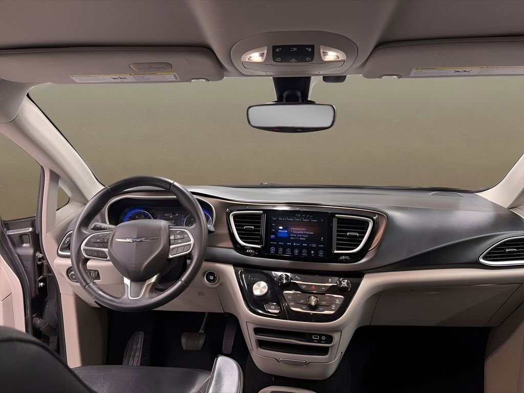 Used 2017 Chrysler Pacifica Touring-L w/ Tire & Wheel Group FWD image 16