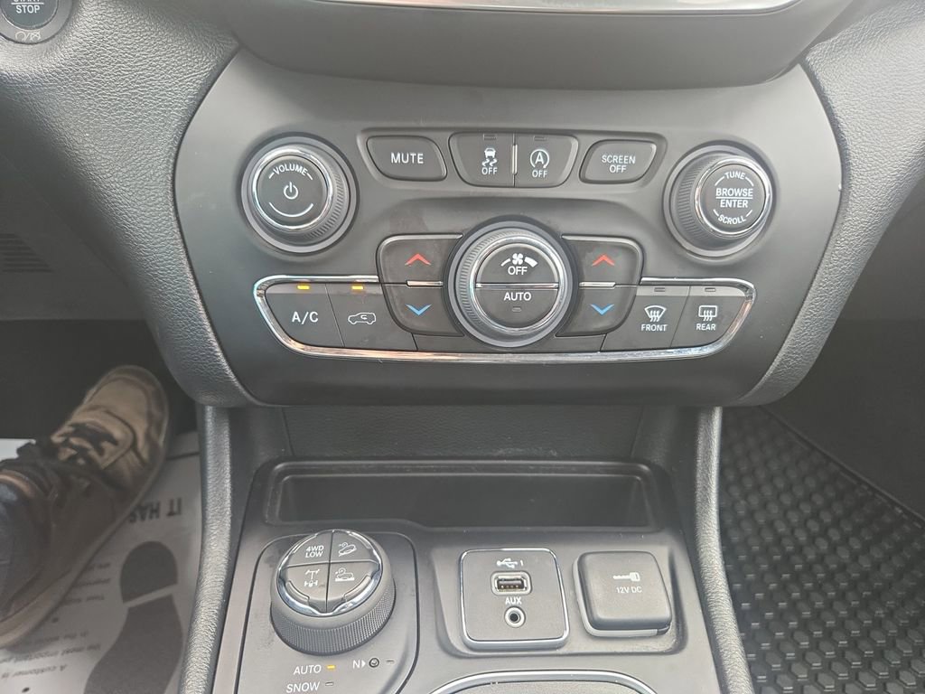 Used 2023 Jeep Cherokee Trailhawk AWD/4WD image 23
