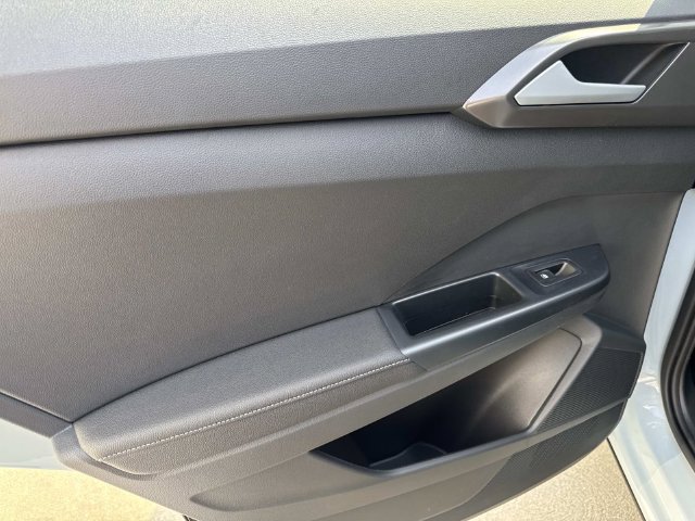 New 2026 Volkswagen Taos SE FWD image 9