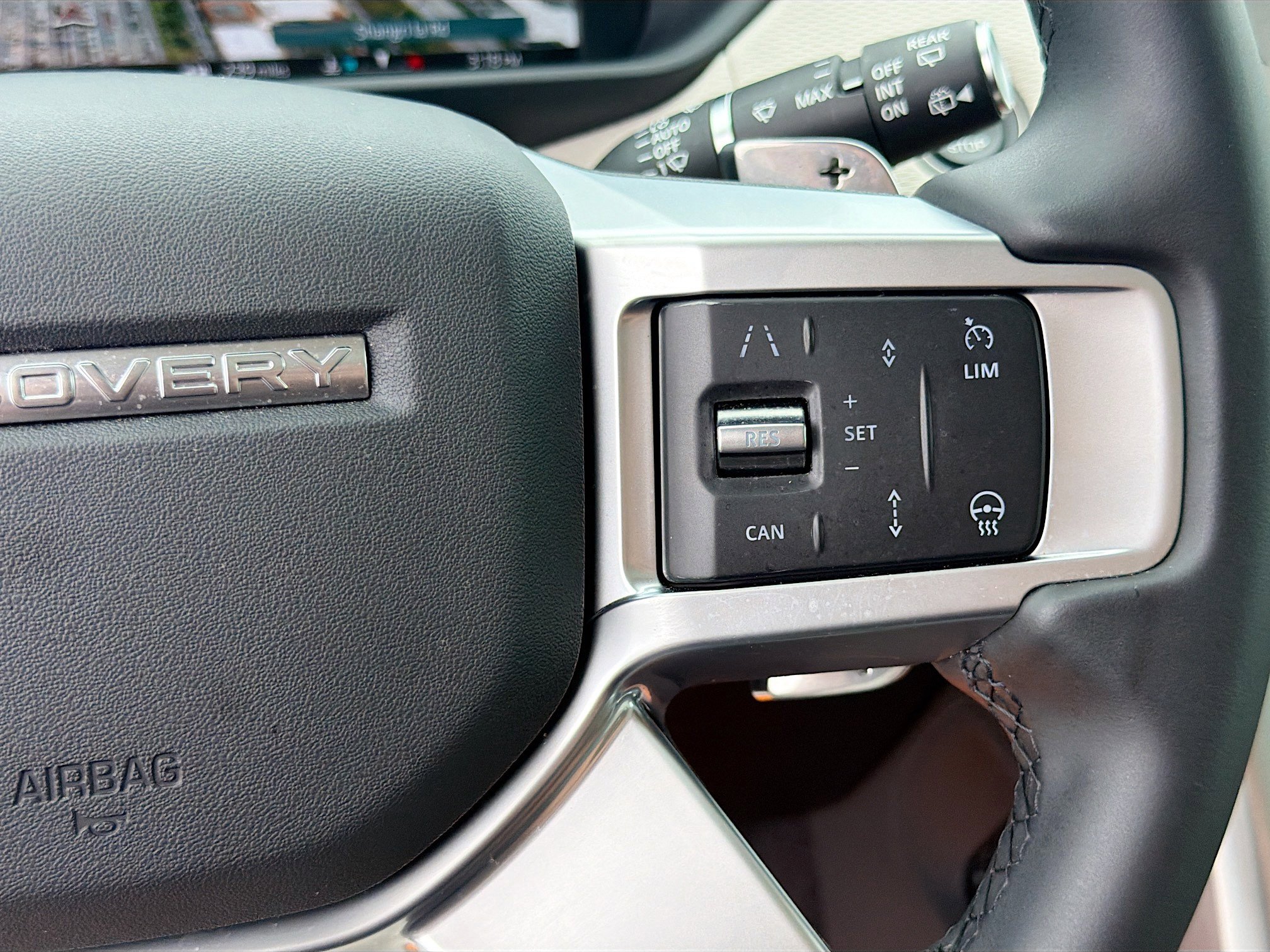 Used 2025 Land Rover Discovery Dynamic SE AWD/4WD image 40