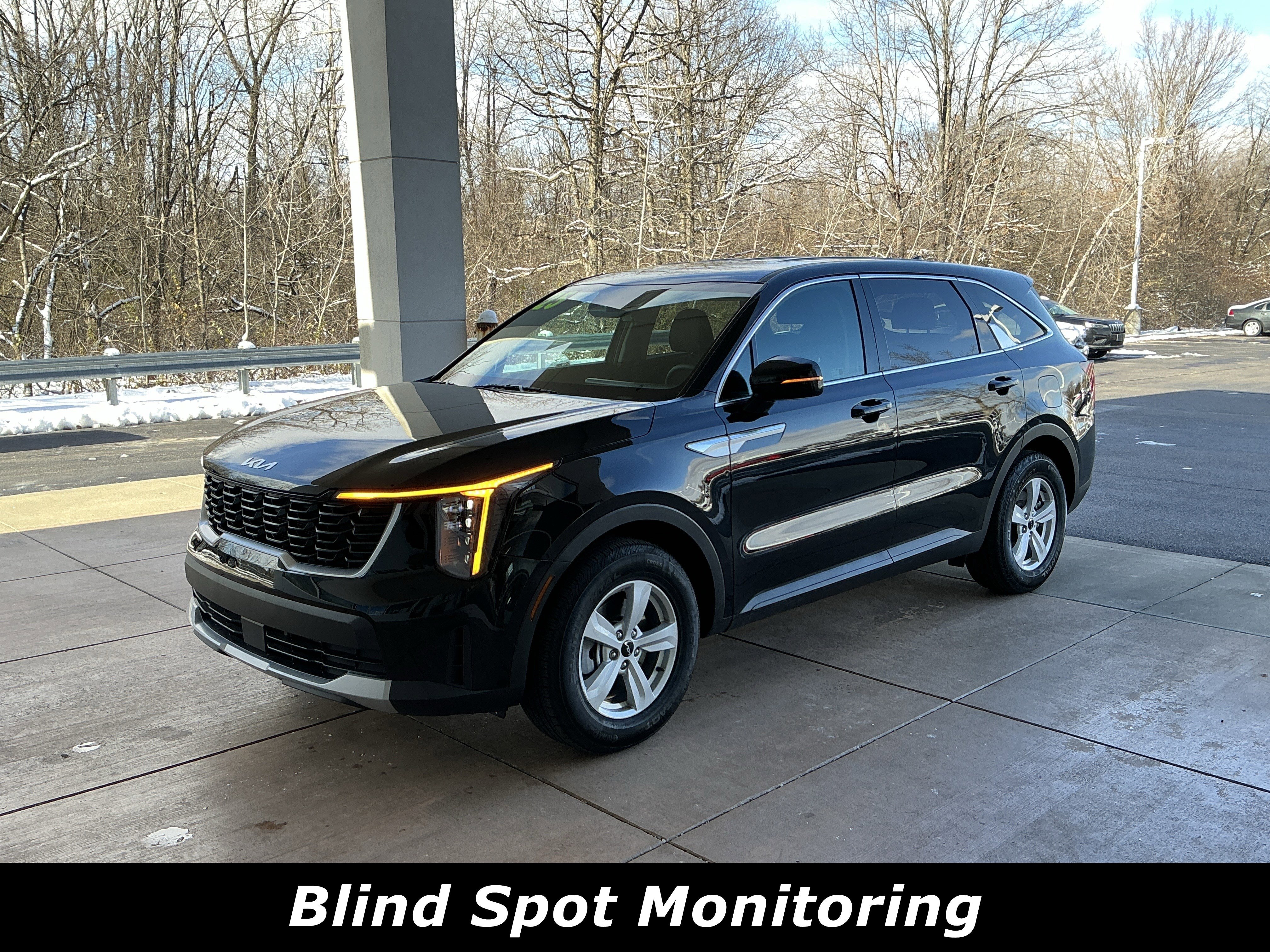 Used 2025 Kia Sorento LX image 3