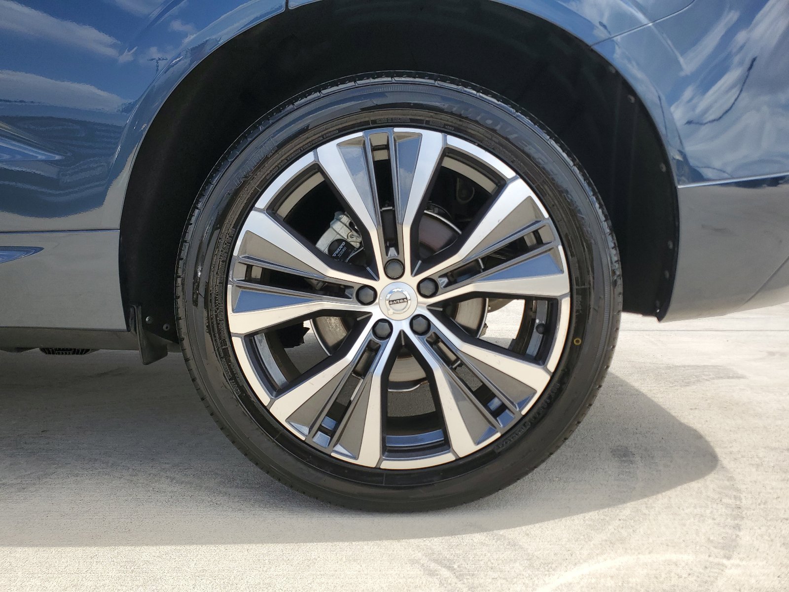 Used 2022 Volvo XC60 B5 Momentum w/ Protection Package Premier FWD image 9
