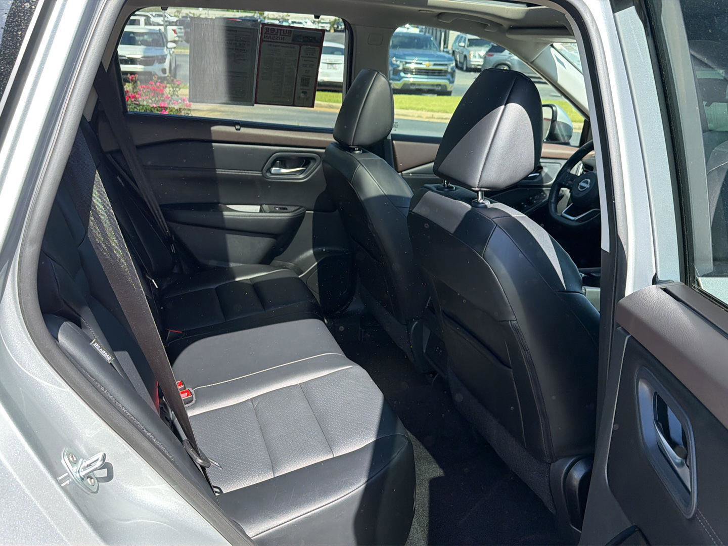 Used 2022 Nissan Rogue SV w/ SV Premium Package FWD image 12