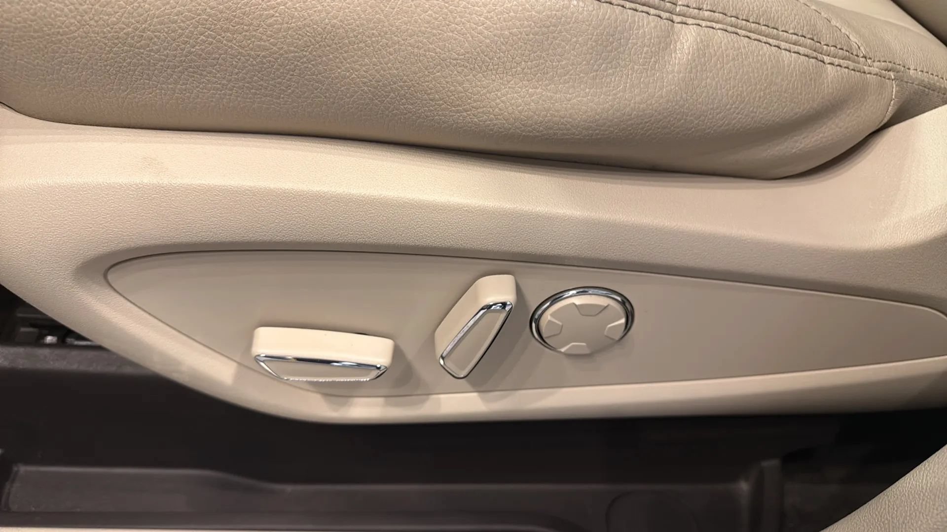 Used 2018 Lincoln MKC Premiere FWD image 16