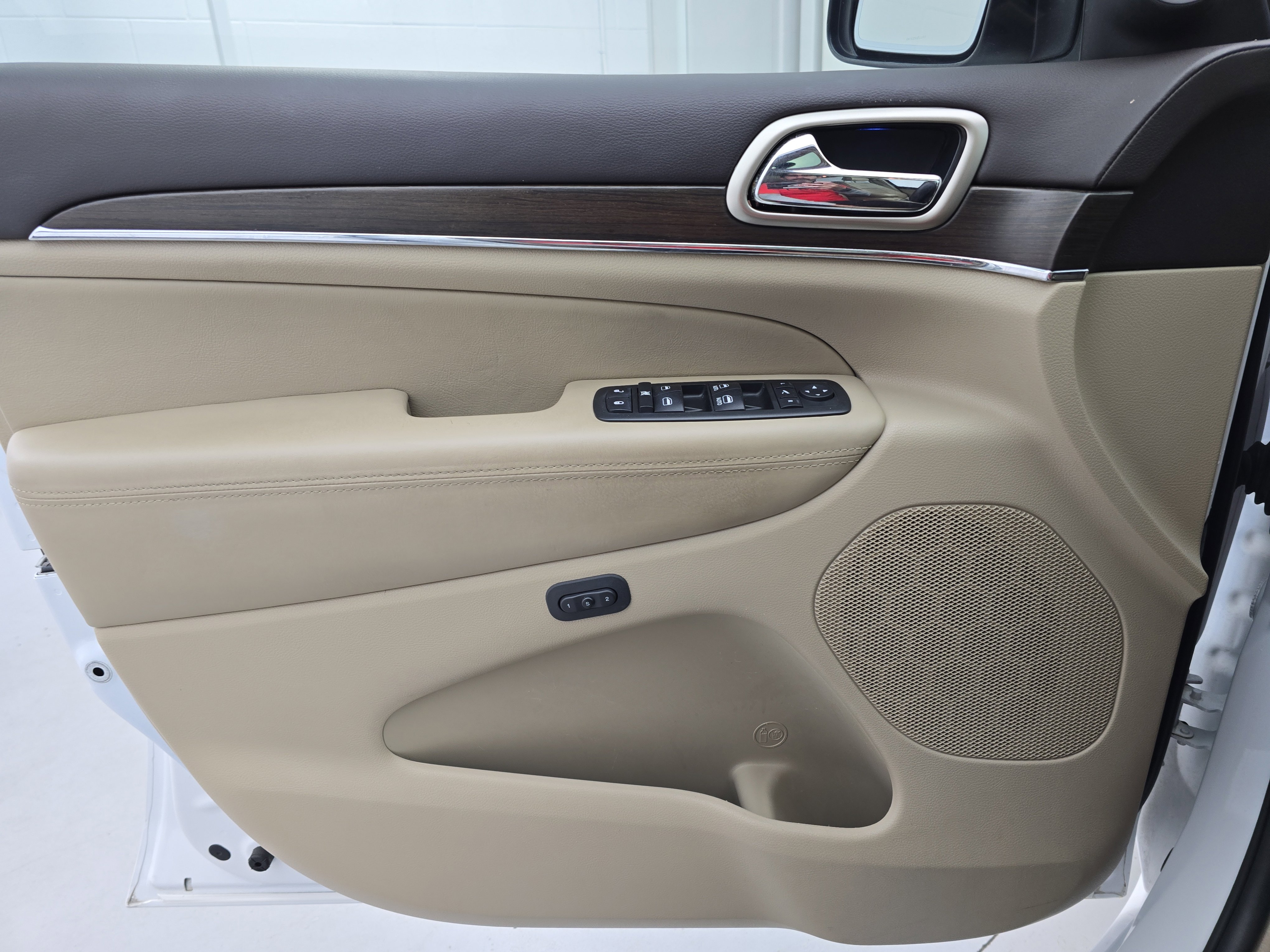 Used 2014 Jeep Grand Cherokee Overland image 27