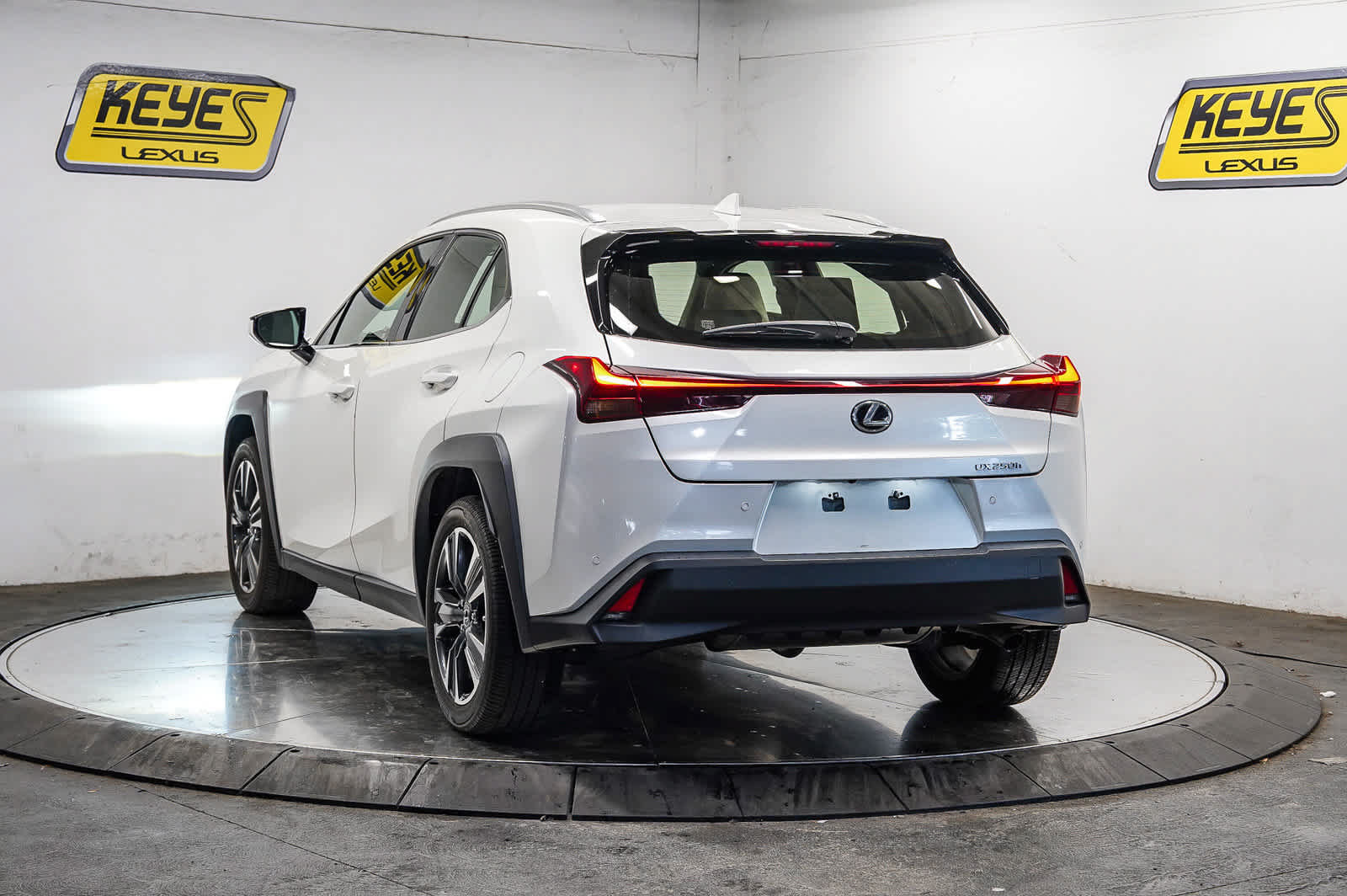 Used 2024 Lexus UX 250h FWD image 2