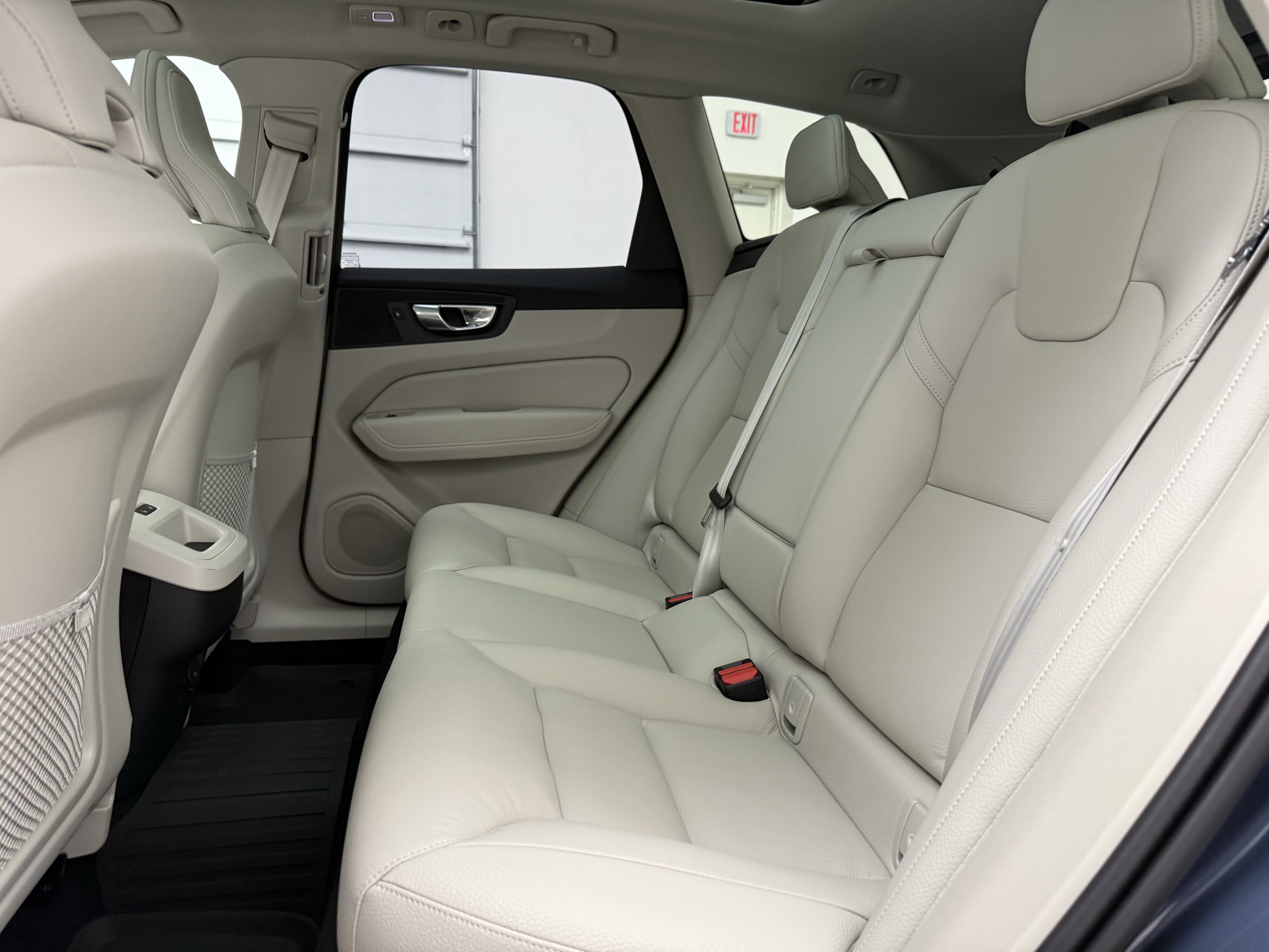 Certified 2025 Volvo XC60 B5 Plus w/ Protection Package Premier AWD/4WD image 26