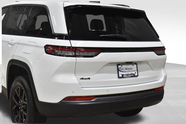 New 2026 Jeep Grand Cherokee Altitude image 9