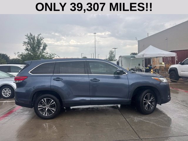 Used 2019 Toyota Highlander Plus FWD image 2