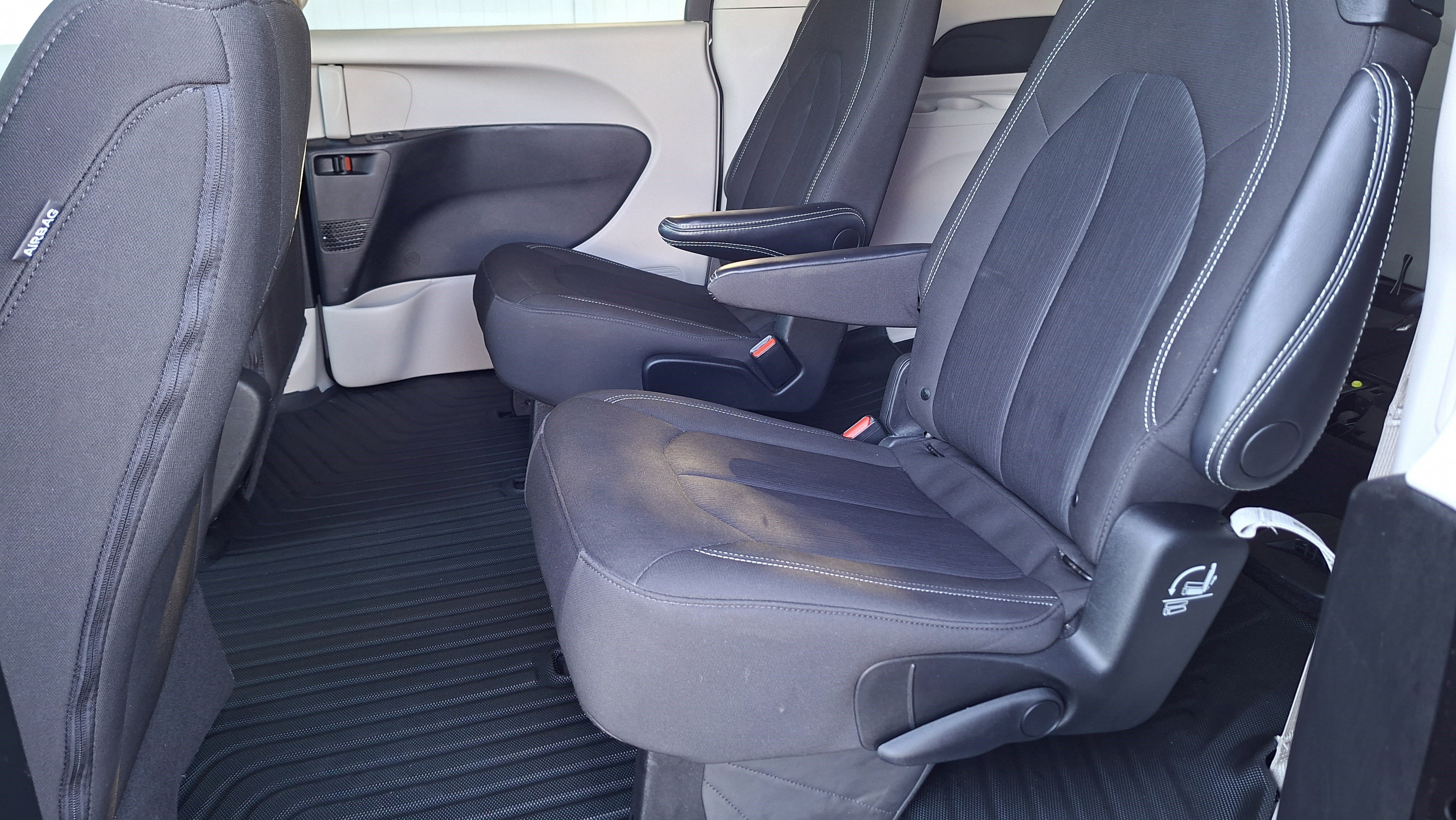 Used 2024 Chrysler Voyager LX image 21