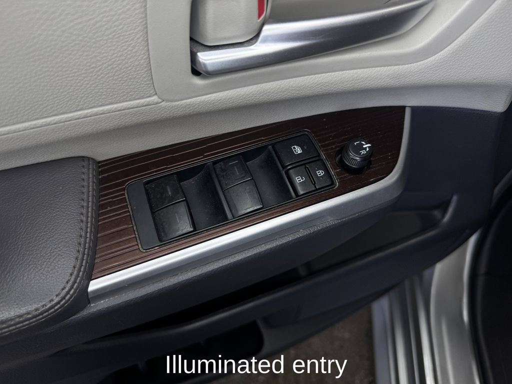 Used 2024 Toyota Sienna XLE FWD image 11