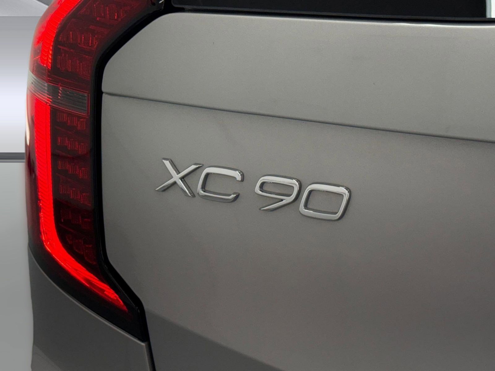 Used 2025 Volvo XC90 B6 Plus image 11