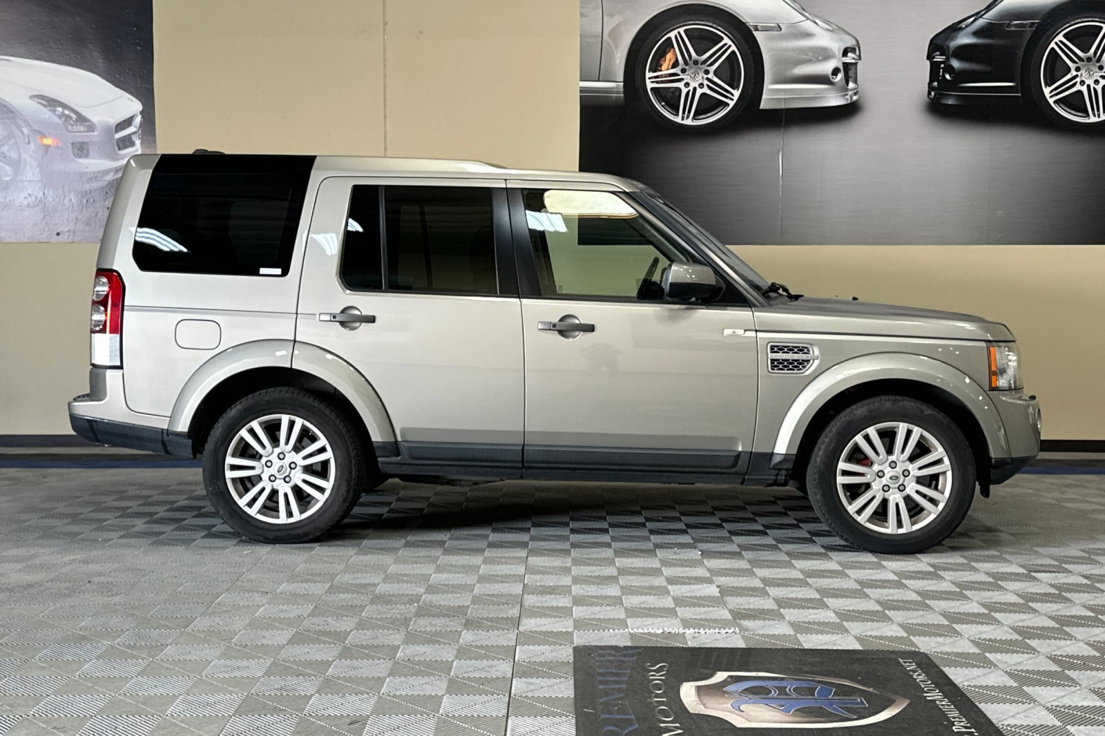 Used 2011 Land Rover LR4 HSE LUX AWD/4WD image 3