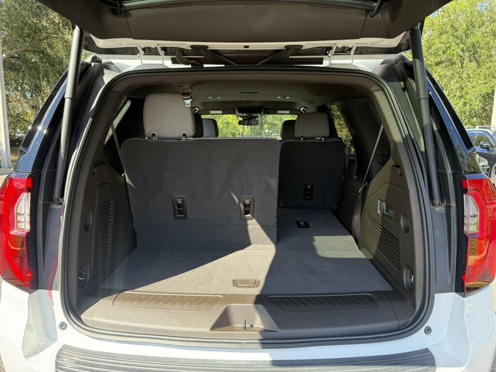 Used 2025 GMC Yukon Elevation RWD image 9