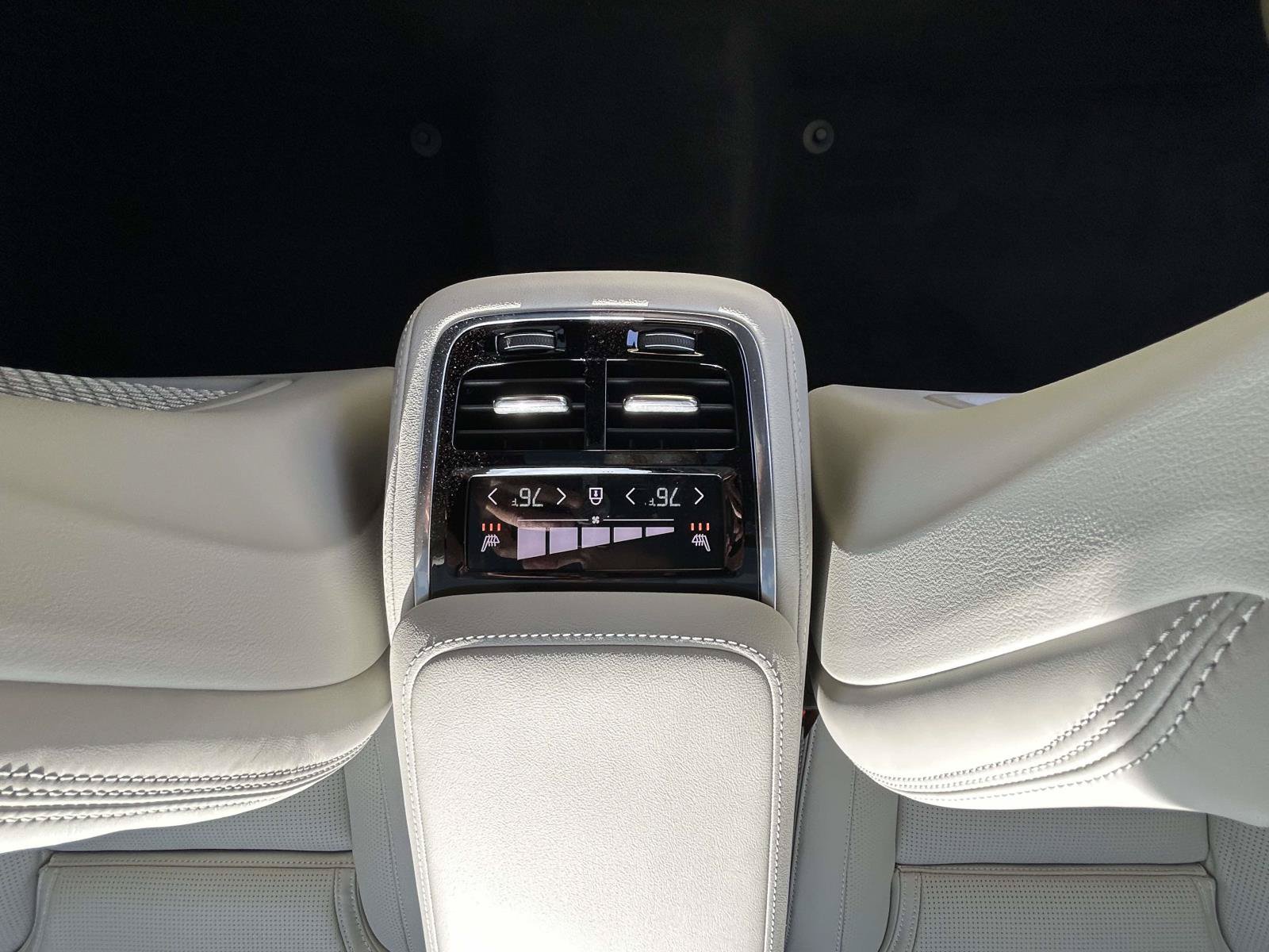 New 2026 Volvo XC90 B6 Ultra w/ Protection Package AWD/4WD image 17