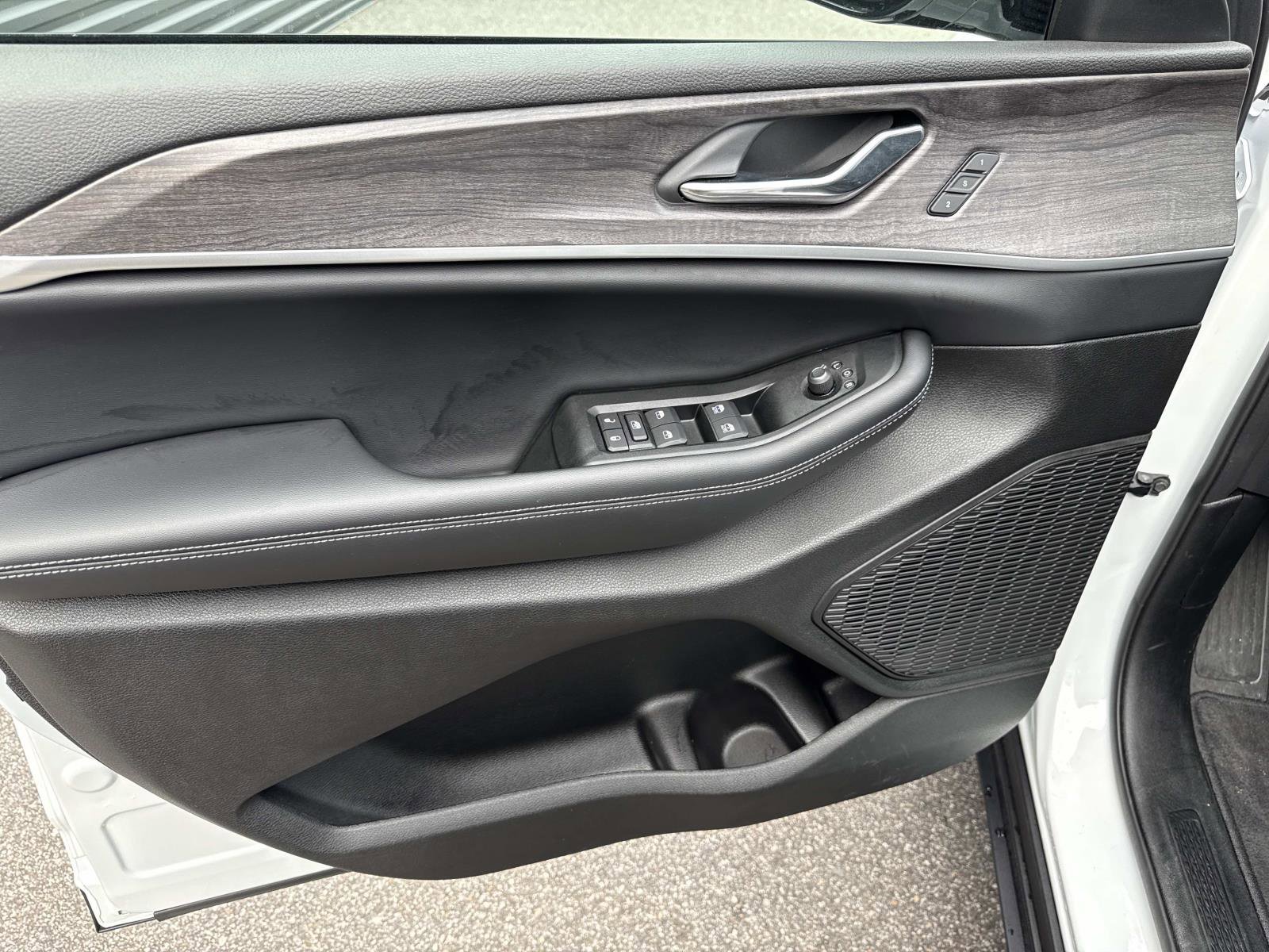 Used 2025 Jeep Grand Cherokee Limited w/ Black Appearance Package image 21