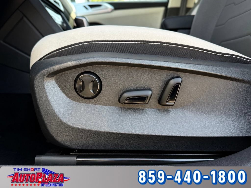 Used 2025 Volkswagen Taos SE AWD/4WD image 32