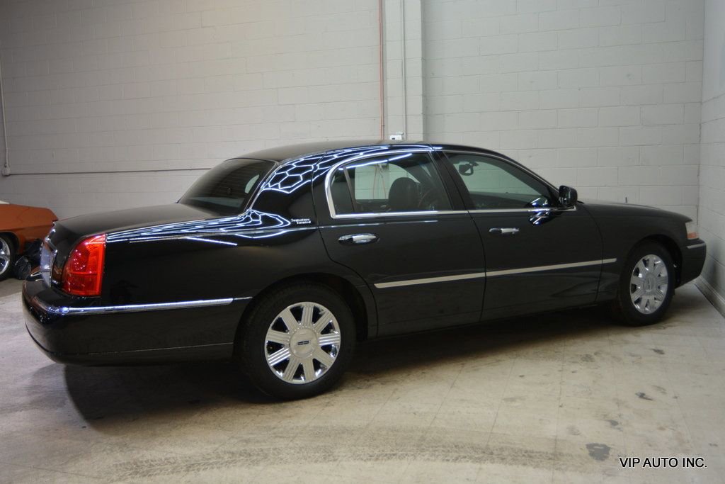 Used 2005 Lincoln Town Car Signature Limited image 32