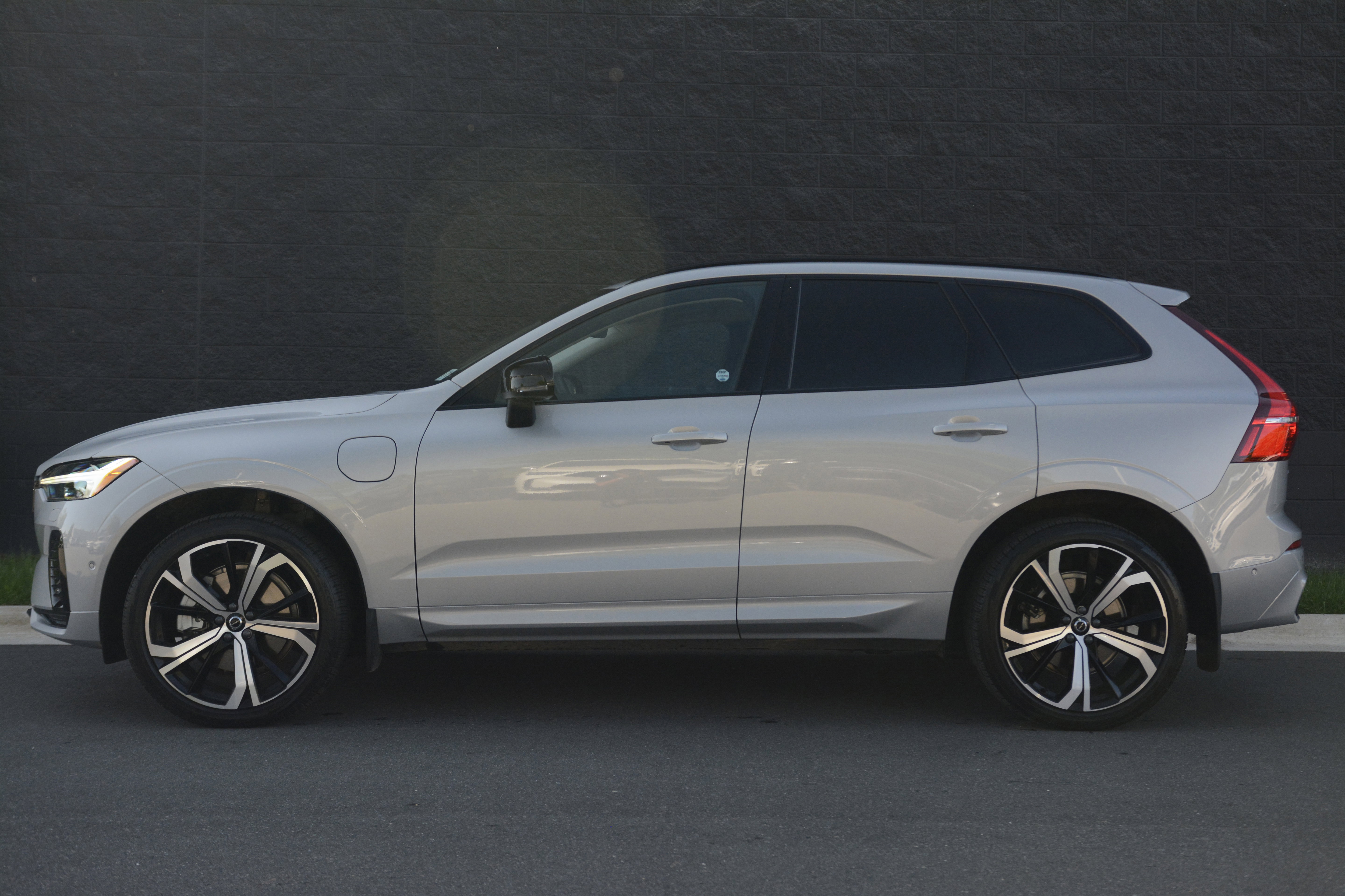 Used 2023 Volvo XC60 T8 Ultimate image 2