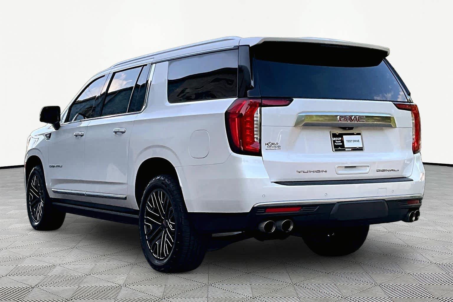 Used 2022 GMC Yukon XL Denali w/ Denali Premium Package RWD image 12
