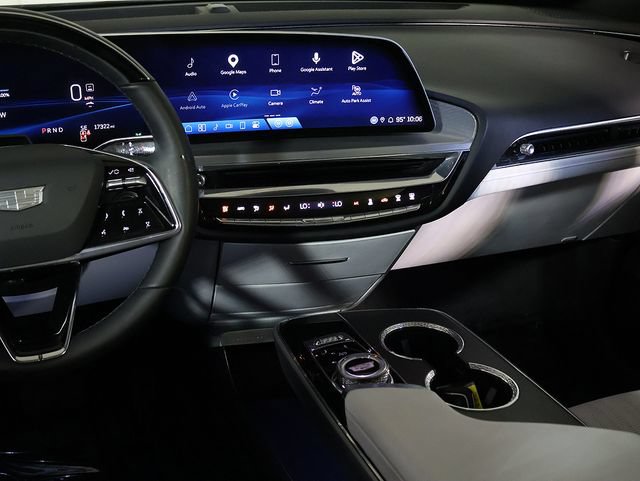 Used 2024 Cadillac Lyriq Luxury AWD/4WD image 17
