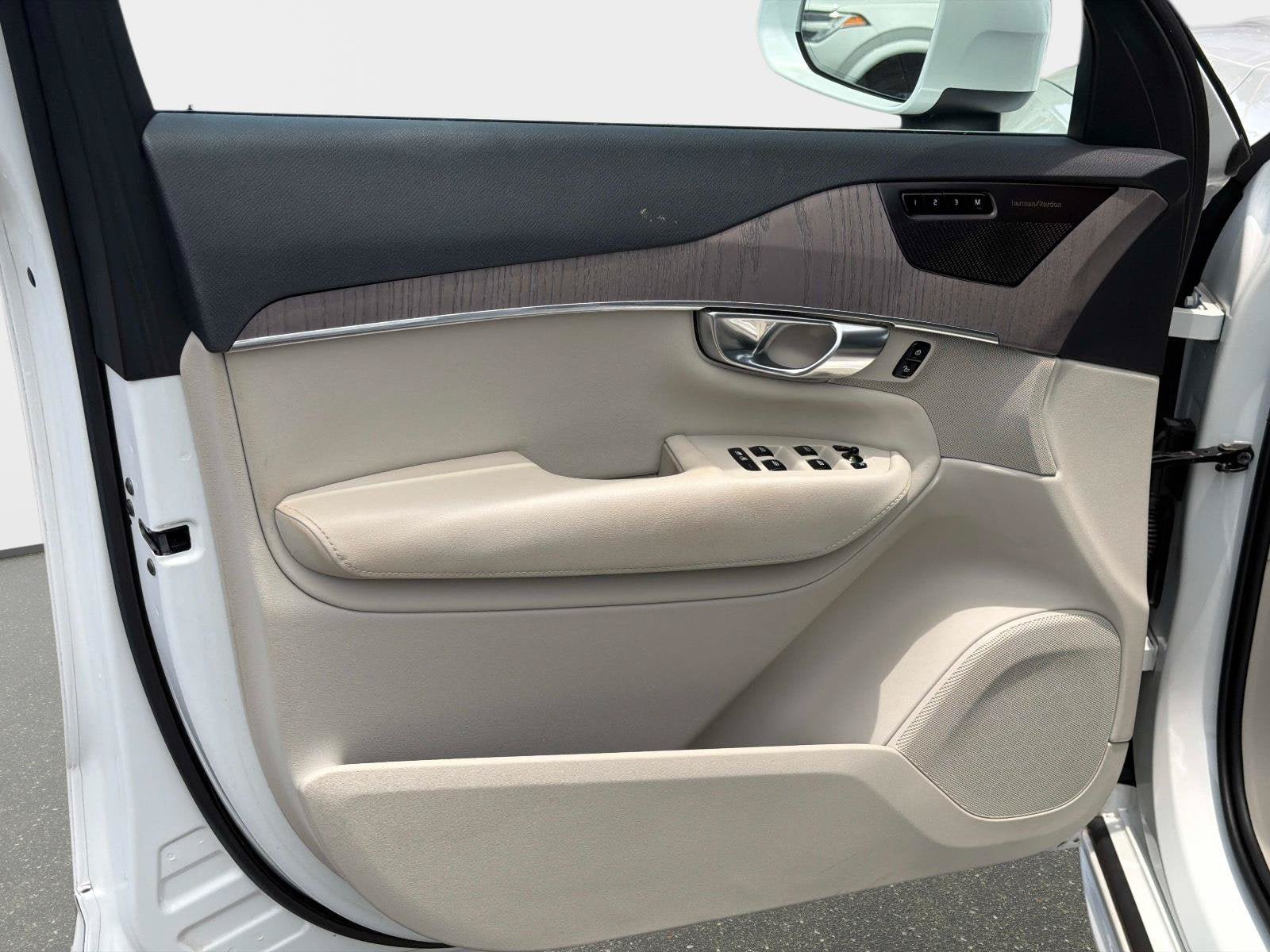 Used 2023 Volvo XC90 B6 Plus w/ Protection Package Premier AWD/4WD image 18