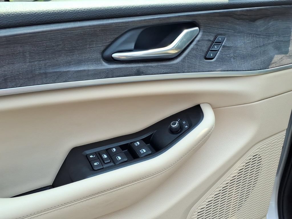 Certified 2025 Jeep Grand Cherokee L Limited w/ Luxury Tech Group II AWD/4WD image 4