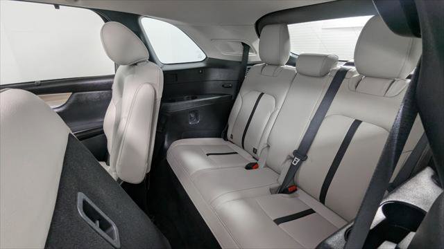 Used 2024 MAZDA CX-90 Plug-In Hybrid w/ Premium Pkg image 19