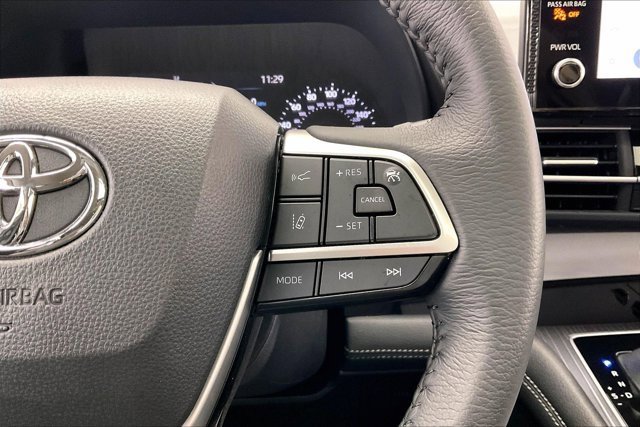 Used 2025 Toyota Sienna XLE image 22