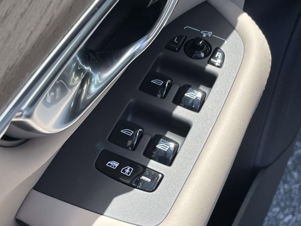 New 2026 Volvo XC90 T8 Ultra w/ Protection Package Premier image 7