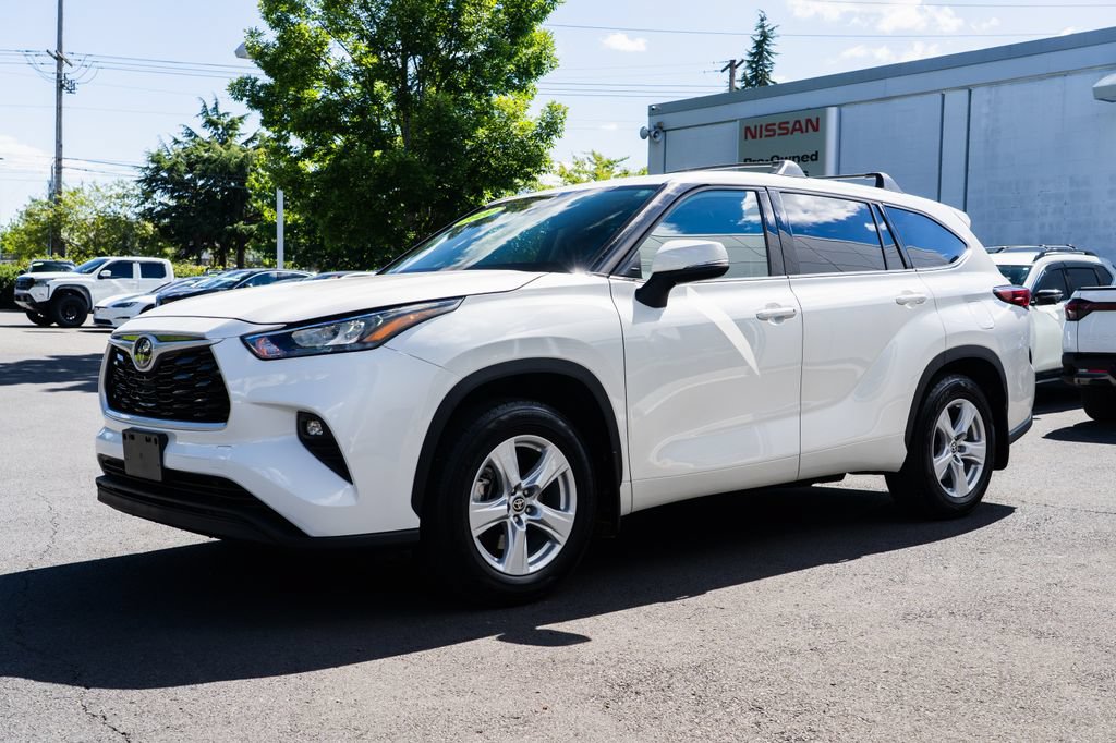 Used 2020 Toyota Highlander LE AWD/4WD image 3