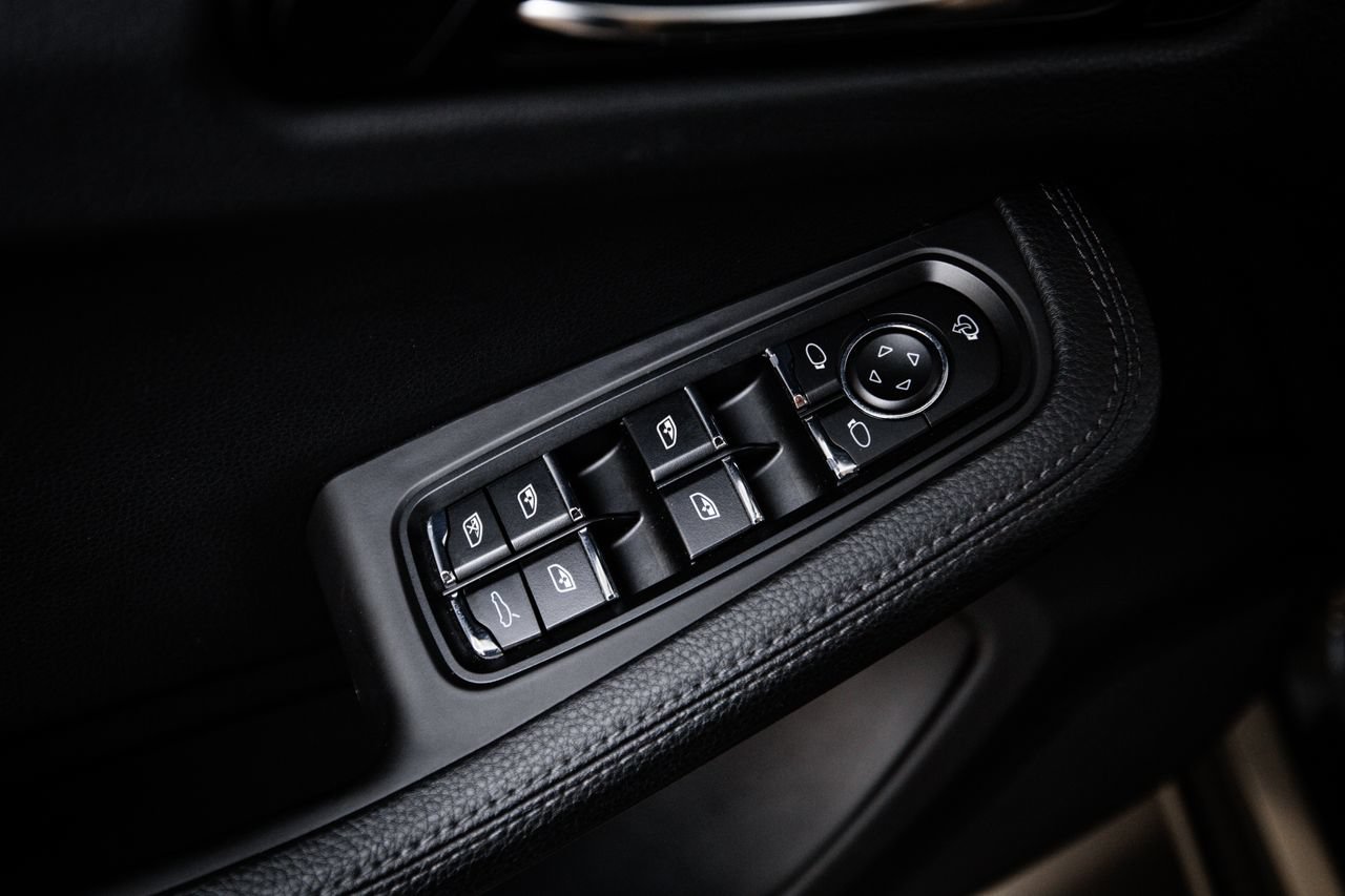 Certified 2024 Porsche Macan AWD/4WD image 22