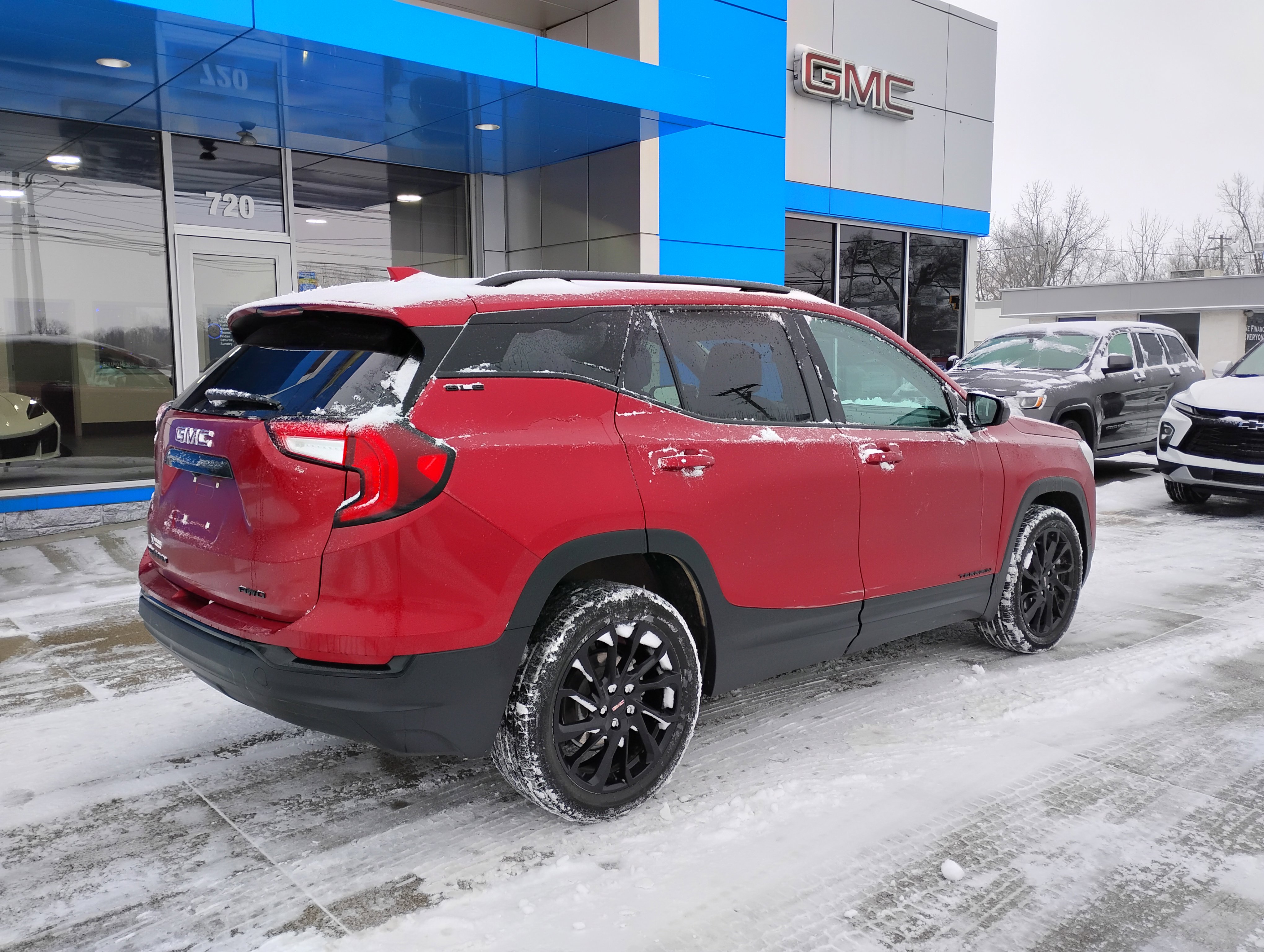 Used 2024 GMC Terrain SLE w/ Driver Convenience Package image 11