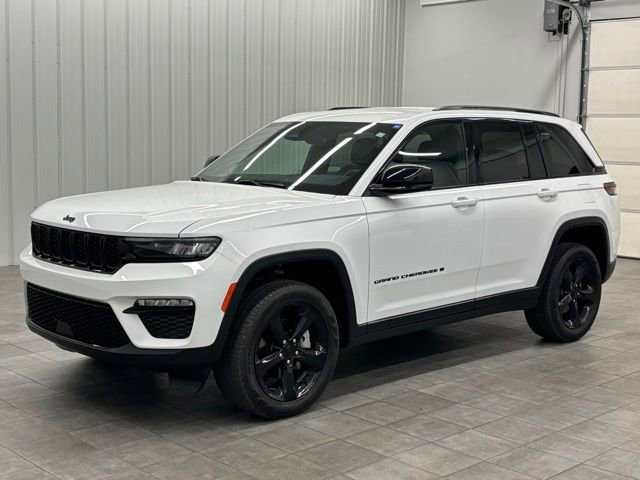 Used 2024 Jeep Grand Cherokee Limited w/ Black Appearance Package AWD/4WD image 5