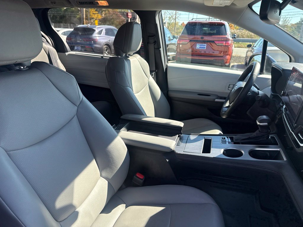 Used 2025 Toyota Sienna XLE w/ XLE Plus Package AWD/4WD image 30