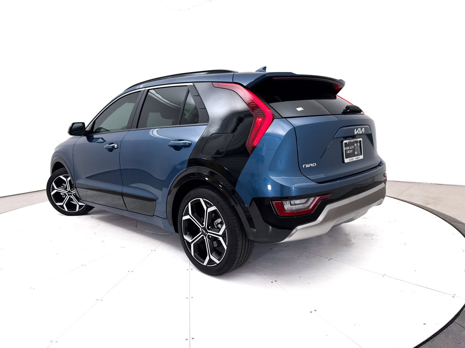 Certified 2024 Kia Niro SX Touring FWD image 2