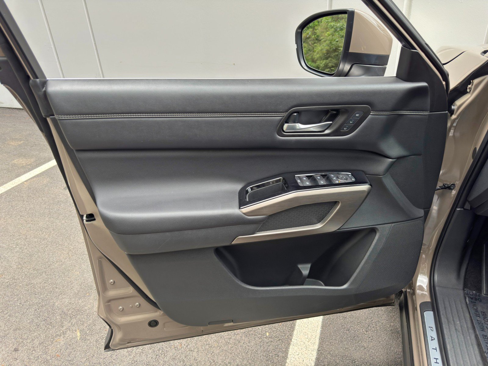 Used 2024 Nissan Pathfinder Platinum FWD image 44