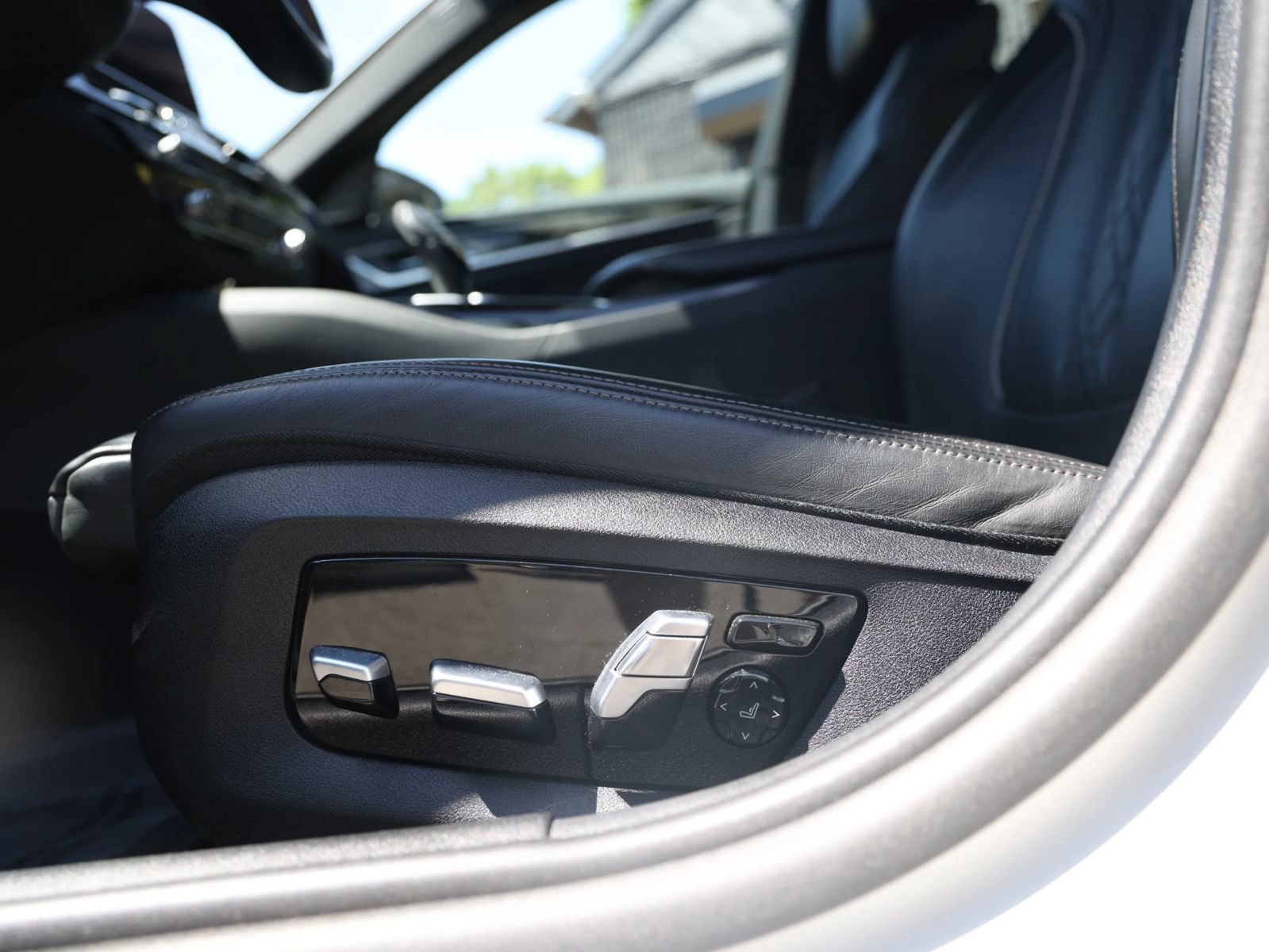 Used 2022 BMW M550i xDrive AWD/4WD image 29