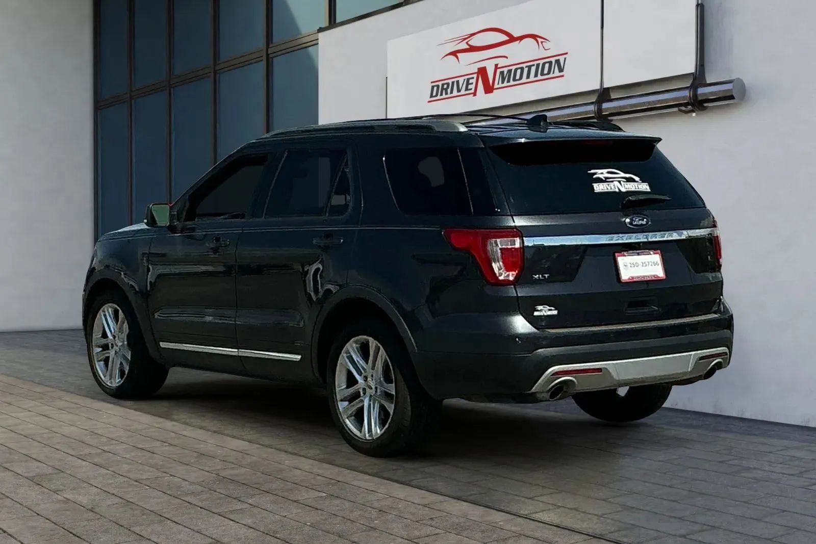 Used 2017 Ford Explorer XLT w/ Equipment Group 202A image 5