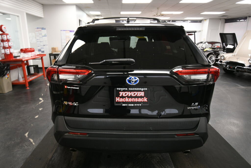 Used 2020 Toyota RAV4 LE w/ Carpet Mat Package image 7